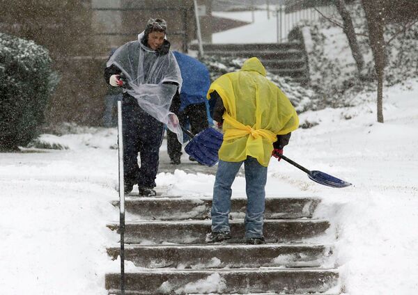 Рабочие чистят снег в американском городе Арлингтон
