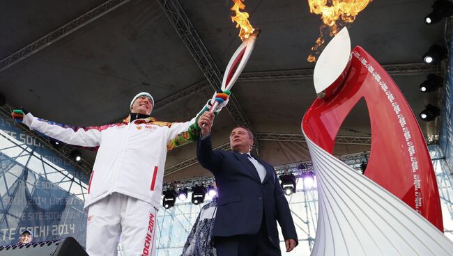 Президент Оргкомитета Сочи 2014 Дмитрий Чернышенко (слева)