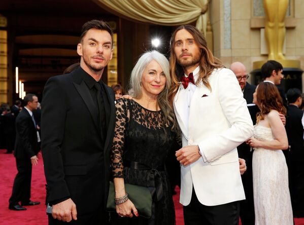 Актер Джаред Лето со своей матерью Констанс и братом Шенноном на 86-й церемонии вручения премии Оскар