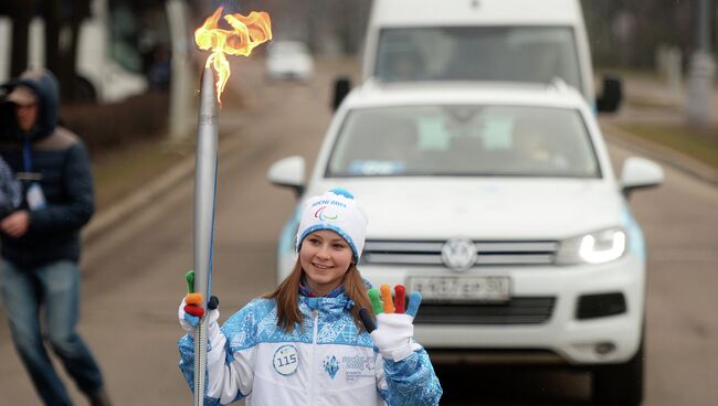 Российская фигуристка, Олимпийская чемпионка 2014 года в командных соревнованиях Юлия Липницкая во время эстафеты Паралимпийского огня в Москве