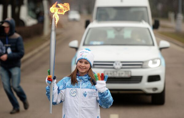 Российская фигуристка, Олимпийская чемпионка 2014 года в командных соревнованиях Юлия Липницкая во время эстафеты Паралимпийского огня в Москве