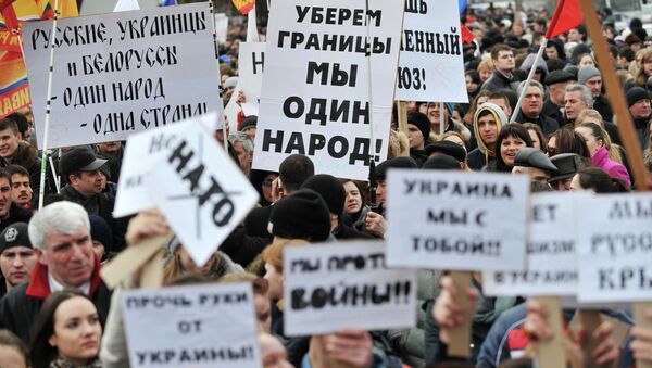 Участники народного схода в поддержку соотечественников на Украине в Ростове-на-Дону