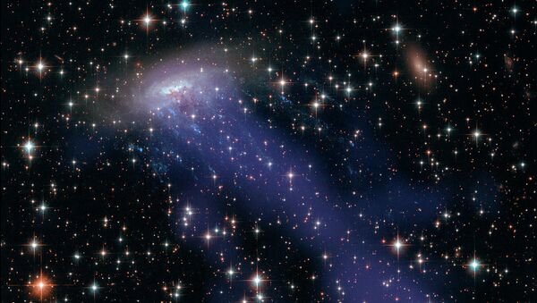 Композитное изображение галактики ESO 137-001, полученное телескопами “Хаббл” и “Чандра”