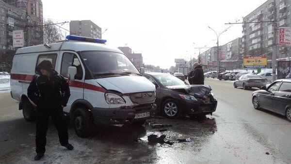 Скорая и иномарка столкнулись у торгового центра в Новосибирске, событийное фото
