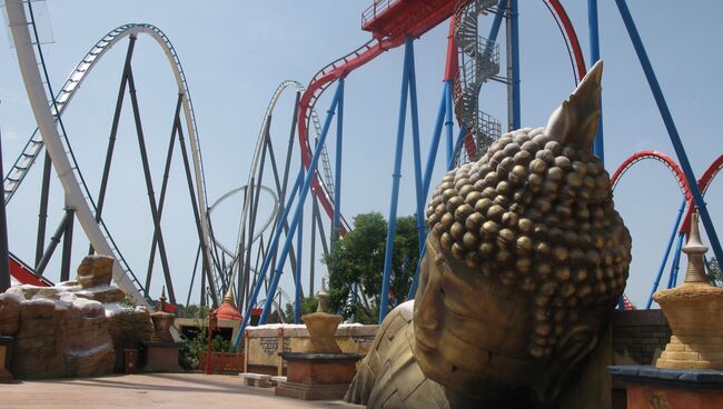 Американские горки в испанском парке аттракционов PortAventura