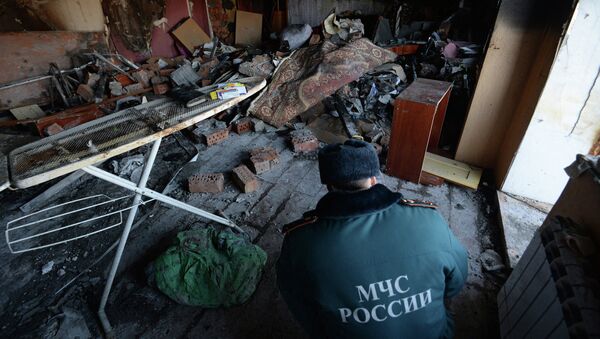 Сотрудник МЧС России в квартире, в которой произошел взрыв бытового газа. Архивное фото