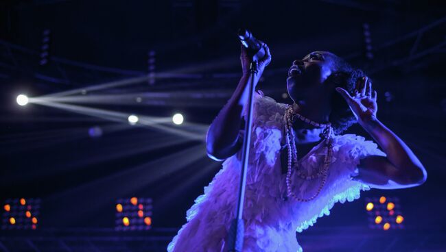 Солистка британской группы Morcheeba Скай Эдвардс выступает на фестивале Red Rocks - 2013 на площади у морского порта в Сочи