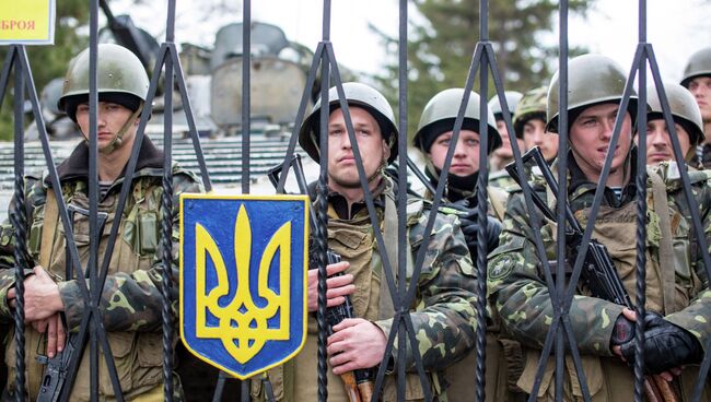 Украинские военные на территории военной базы, архивное фото