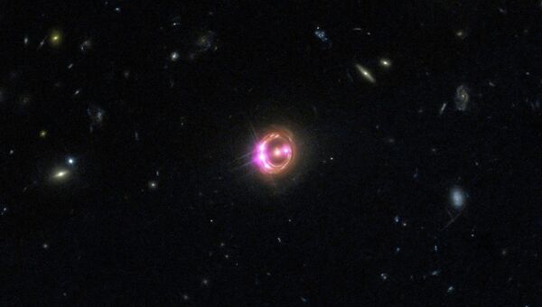 Снимки “квадраквазара”, полученные авторами статьи при помощи телескопов “Хаббл” и “Чандра”, архивное фото