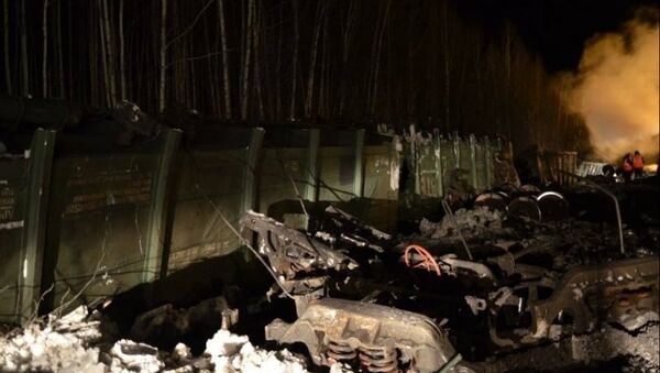 Сход вагонов грузового железнодорожного состава, груженных углем под Хабаровском