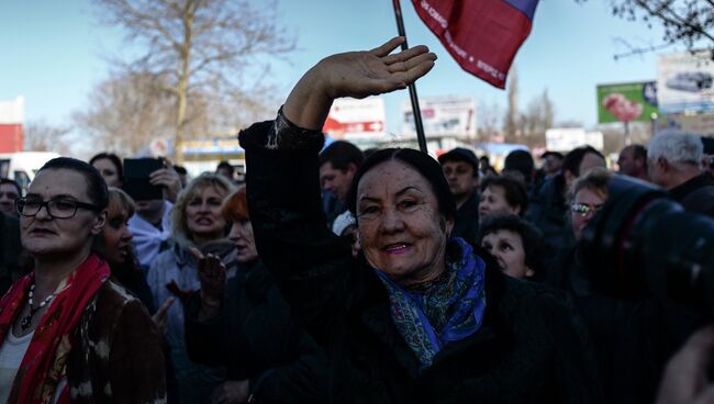 Жители Севастополя на митинге