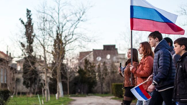 Участники митинга в поддержку России на центральной площади Евпатории.