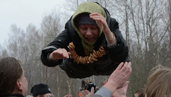 Отдыхающие развлекаются на празднике Бакшевская масленица в Московской области.