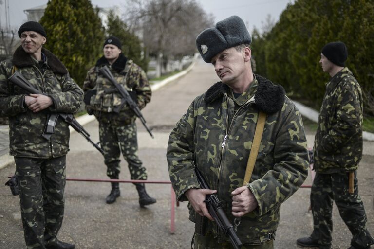 Переговоры украинских военных с представителями самообороны Севастополя на территории аэродрома Бельбек