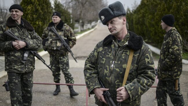 Переговоры украинских военных с представителями самообороны Севастополя на территории аэродрома Бельбек, архивное фото