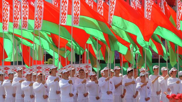 Белорусская молодежь с флагами. Архивное фото