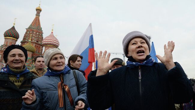 Участники митинга - концерта Мы вместе! в поддержку жителей Крыма на Васильевском спуске Москвы, фото с места события