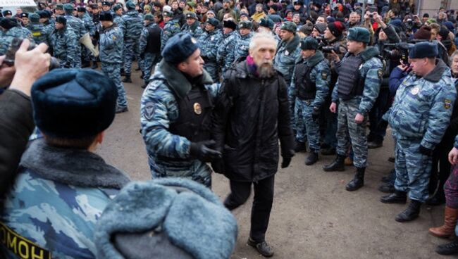 Задержание академика Виктора Васильева полицией у здания Замоскворецкого суда