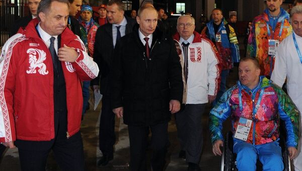 Справа на первом плане - мэр горной Паралимпийской деревни - шестикратный чемпион Паралимпийских игр по лыжным гонкам Сергей Шилов.