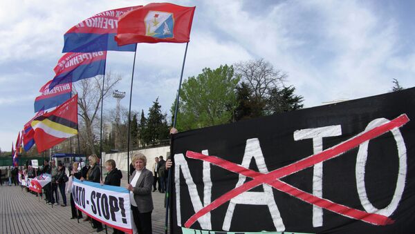 Жители Севастополя встретили американский фрегат акцией протеста