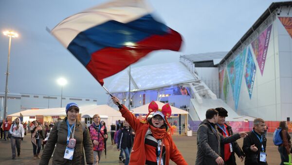 Зрители прибывают на церемонию открытия XI зимних Паралимпийских игр. Архивное фото