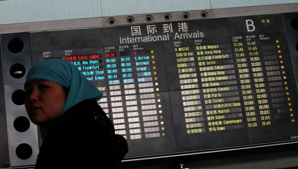 Табло в международном аэропорту Пекина, куда должен был прибыть пропавший самолет Malaysian Airlines. Фото с места события