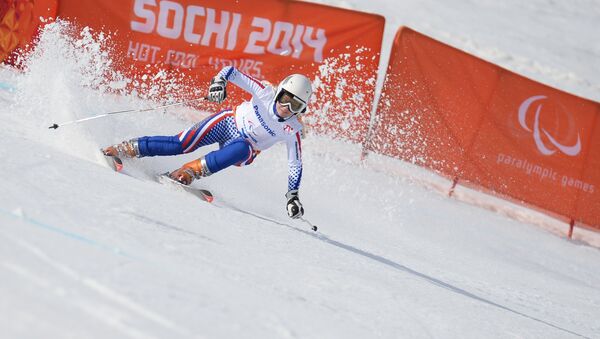 Александра Францева (Россия) на трассе скоростного спуска на соревнованиях по горнолыжному спорту среди женщин на XI Паралимпийских зимних играх в Сочи