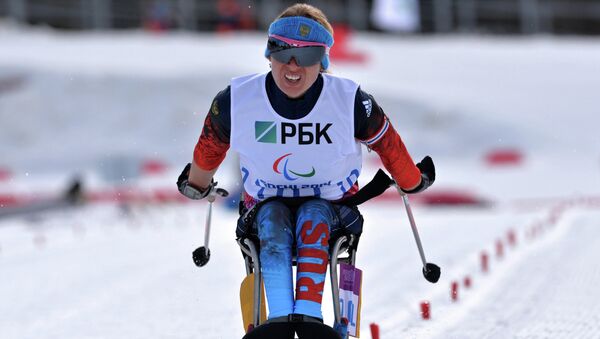 Светлана Коновалова (Россия) на финише гонки на короткой дистанции в классе LW 10-12 (сидя) среди женщин в соревнованиях по биатлону на XI Паралимпийских зимних играх в Сочи