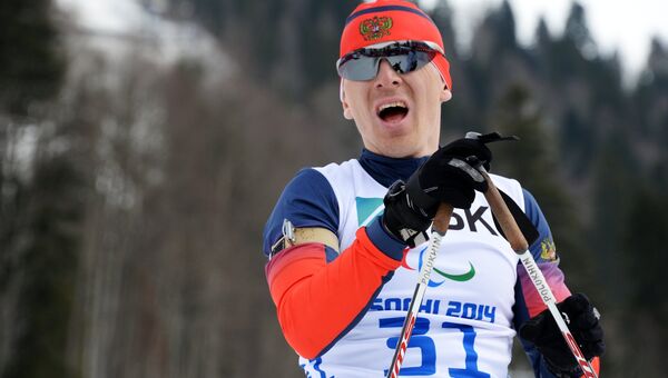 Николай Полухин (Россия) на финише гонки на короткой дистанции в классе B 1-3 (слабовидящие) среди мужчин в соревнованиях по биатлону на XI Паралимпийских зимних играх в Сочи.