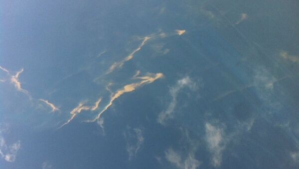 Пятна от разлива топлива в районе, где, предположительно, пропал малазийский самолет. Снимок из космоса