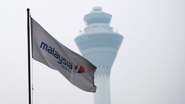 Флаг компании Malaysia Airlines в аэропорту Куала-Лумпура