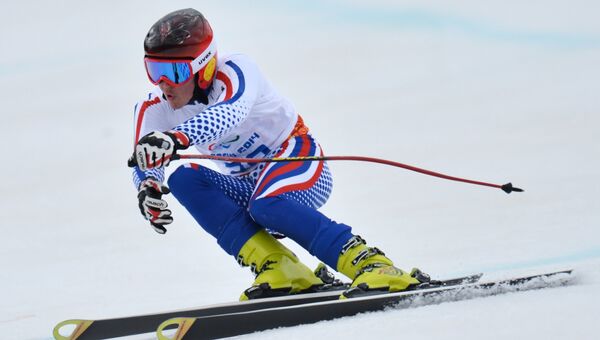 Алексей Бугаев (Россия) на трассе супер-гиганта в классе LW 2-9 (стоя) на соревнованиях по горнолыжному спорту среди мужчин на XI Паралимпийских зимних играх в Сочи.