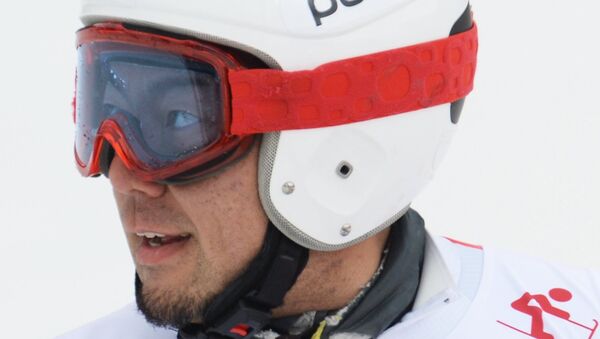 Акира Кано (Япония) на финише супер-гиганта в классе LW 10-12 (сидя) на соревнованиях по горнолыжному спорту среди мужчин на XI Паралимпийских зимних играх в Сочи.