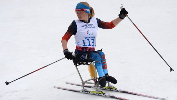 Светлана Коновалова (Россия) на финише гонки на дистанции 12 км в классе LW 10-12 (сидя) среди женщин в соревнованиях по лыжным гонкам на XI Паралимпийских зимних играх в Сочи