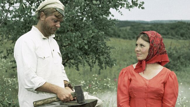 Анатолий Кузнецов и Галина Лучай в фильме Белое солнце пустыни