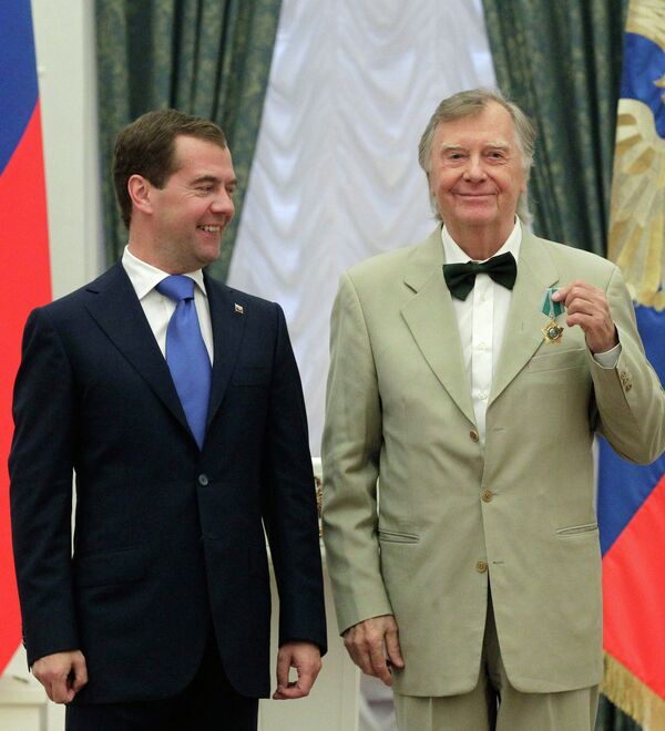 Дмитрий Медведев и награжденный орденом Дружбы артист театра и кино Анатолий Кузнецов