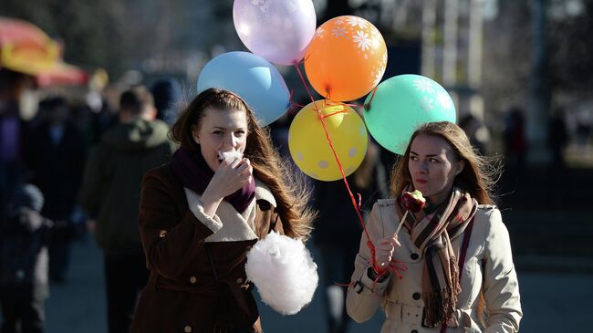 Жители столицы во время прогулки по городу