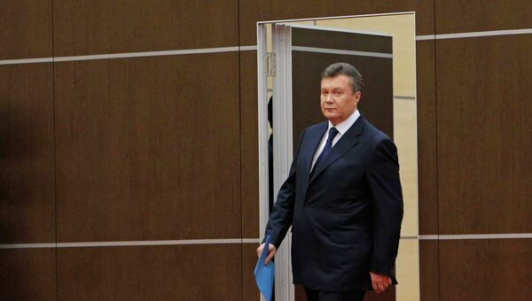 Виктор Янукович заходит в конференц-зал перед обращением в Ростове-на Дону