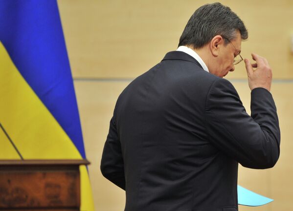 Виктор Янукович, объявивший себя ранее легитимным президентом Украины, после пресс-конференции в Ростове-на-Дону. 11 марта 2014