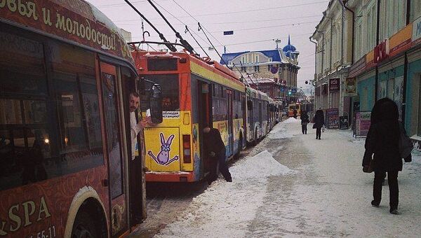 Обрыв контактной сети парализовал движение в центре Томска, фото с места событий
