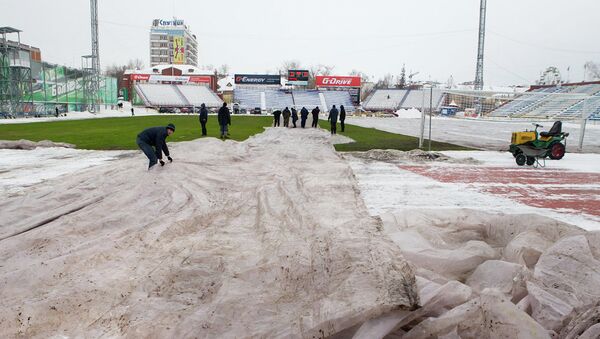 Подготовка поля стадиона Труд в Томске к началу игрового сезона, фото из архива