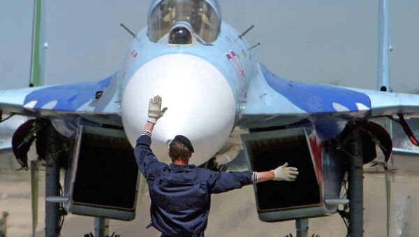Российский самолет Су-27 на белорусском военном аэродроме. Архивное фото