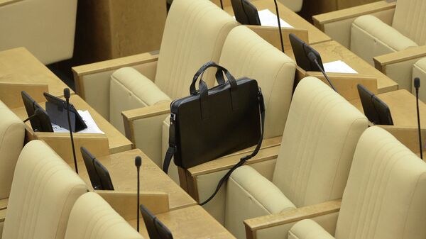 Портфель депутата Госдумы перед заседанием. Архивное фото