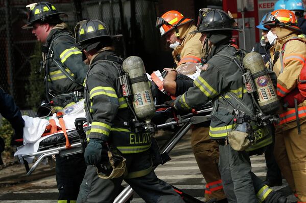 Спасатели оказывают помощь пострадавшим во время взрыва в Нью-Йорке