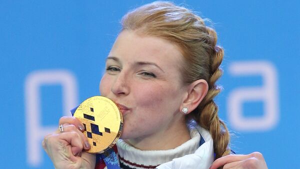 Алена Кауфман (Россия), завоевавшая золотую медаль в гонке на средней дистанции в классе LW 2-9 (стоя) среди женщин в соревнованиях по биатлону на XI Паралимпийских зимних играх в Сочи, во время медальной церемонии.