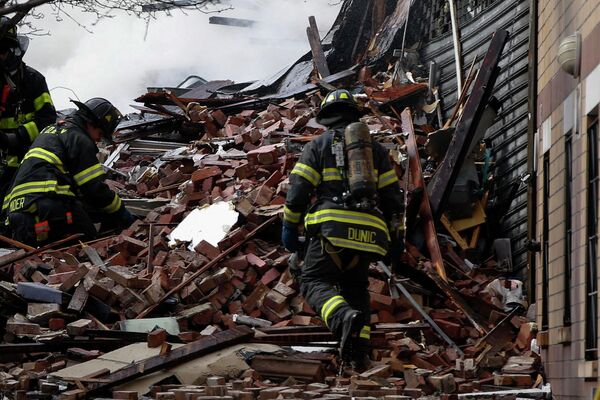 Спасатели на месте взрыва здания в Нью-Йорке