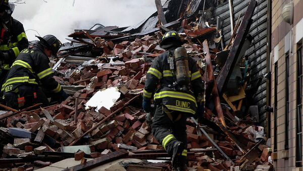 Спасатели на месте взрыва здания в Нью-Йорке