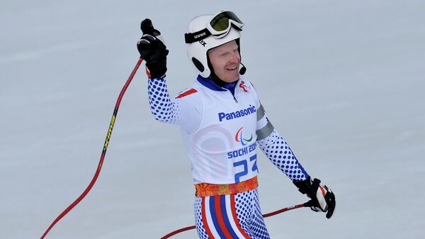 Иван Францев (Россия) на финише скоростного спуска в классе B 1-3 (слабовидящие) на соревнованиях по горнолыжному спорту среди мужчин на XI Паралимпийских зимних играх в Сочи