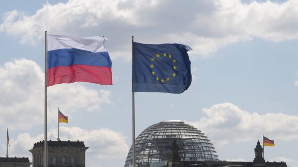 Флаги России и ЕС, архивное фото