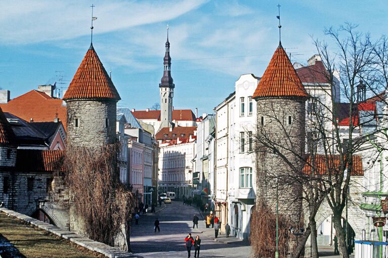 Старая часть города Таллина. Городские ворота Вирувярав, охранявшие в старину дорогу в Северную Эстонию.